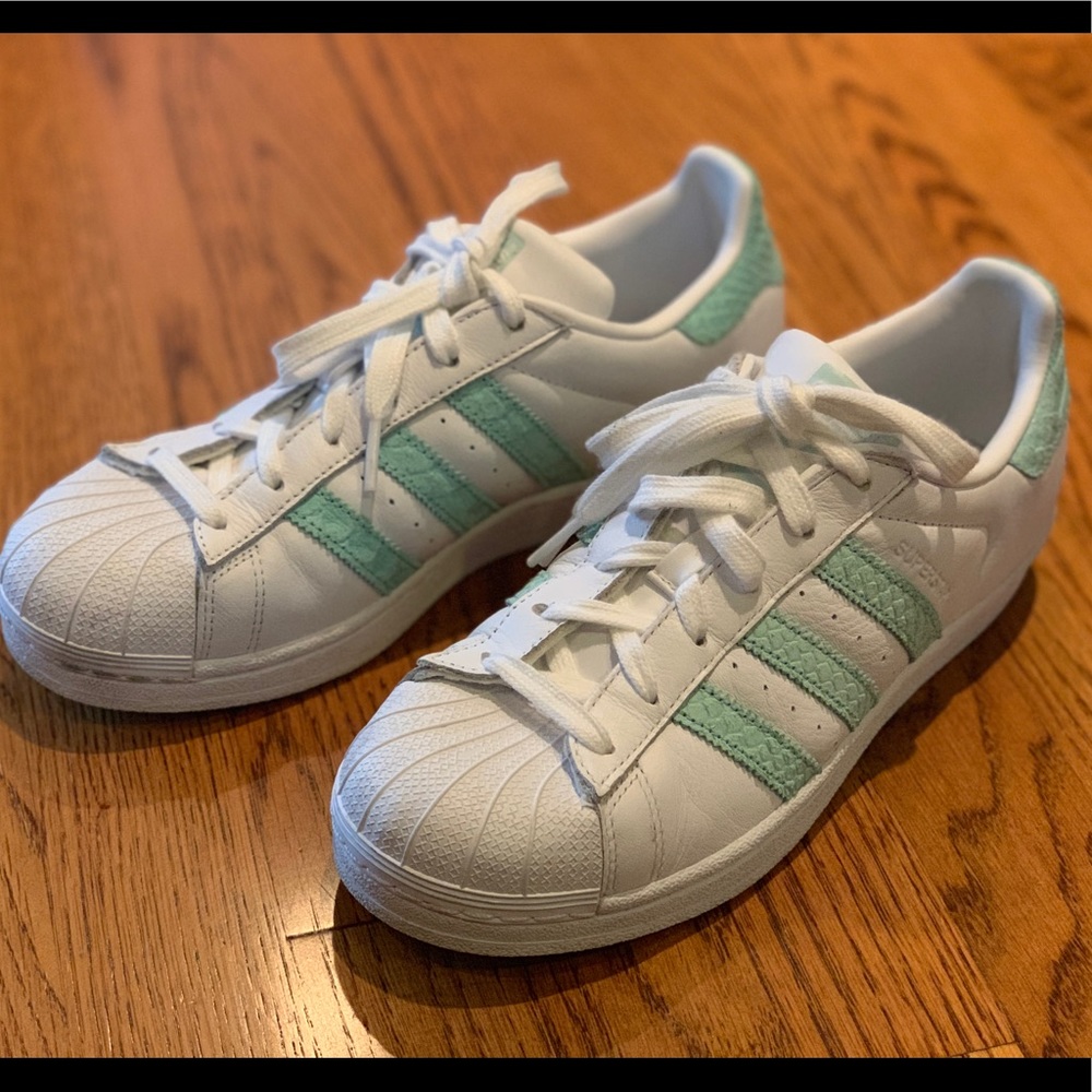 Adidas Superstar sneaks